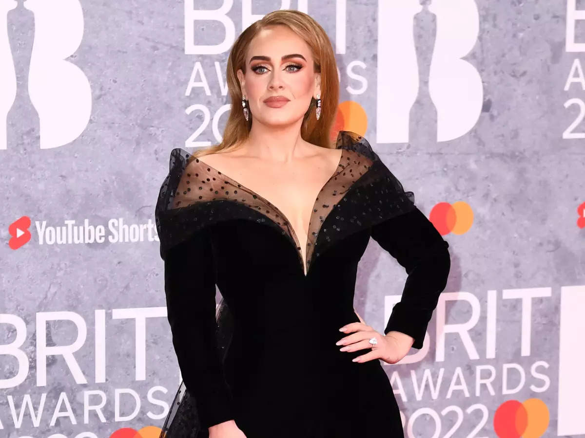 The critics applaud Adele's postponed Las Vegas performance as "bawdy, heartfelt"