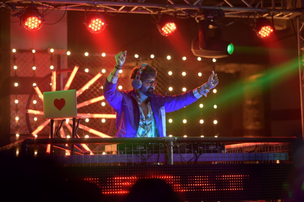 Vicky Kaushal Plays DJ Mohabbat in Anurag Kashyap's Almost Pyaar with DJ Mohabbat! SEE PICS