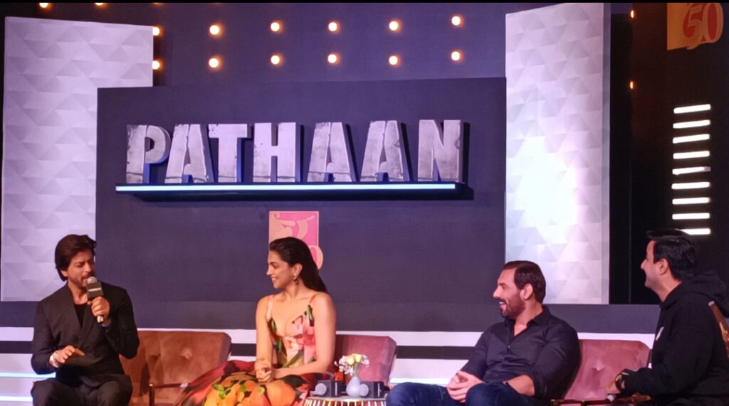 Pathaan 500 Crore Event- SRK Gives Befitting Reply To Trolls With 'Amar Akbar Anthony' Example